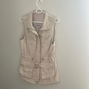 Women’s utility vest.  Great for hiking/walking. Tan Size Large